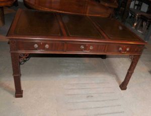 Викторианский Чиппендейл Готический стол Письменный стол Мебель из красного дерева