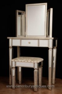 Стол для стульев с зеркальной отделкой