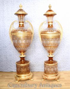 Pair Большие французские вырезанные урны на подставках Empire Vases