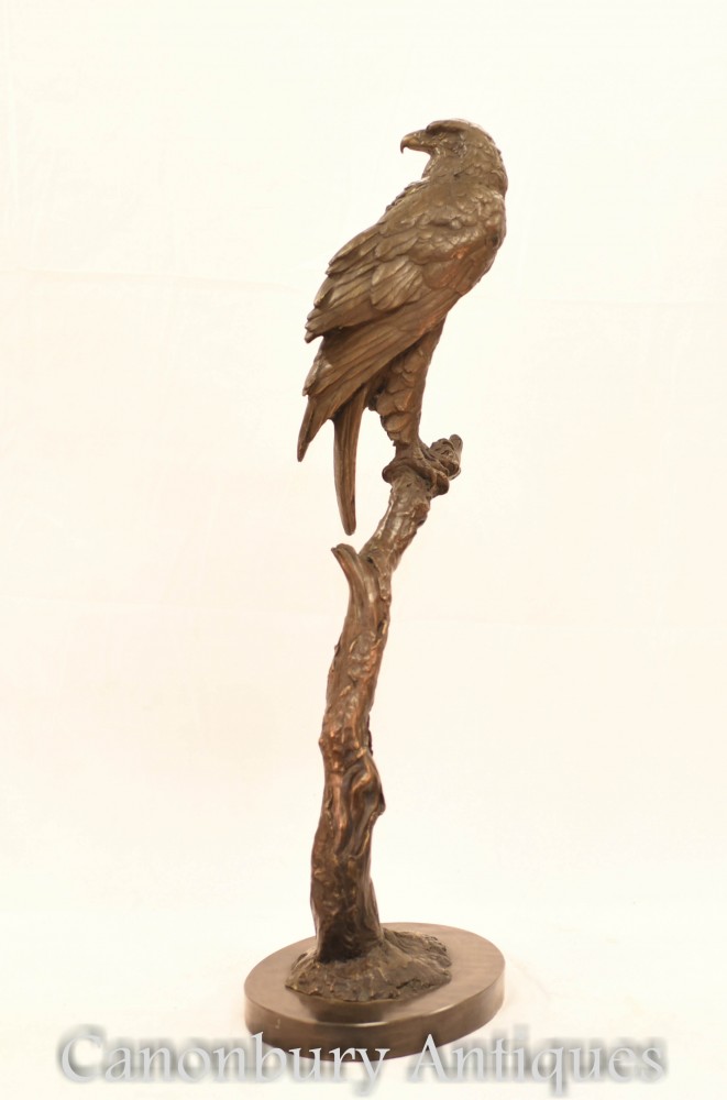 Большая бронзовая статуя орла - отливка хищной птицы из американской пустельги
