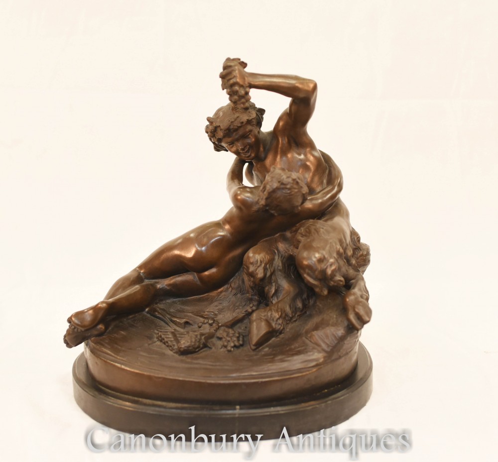 Классическая бронзовая кастрюля и статуя обнаженной женщины - статуэтка из римского мифа