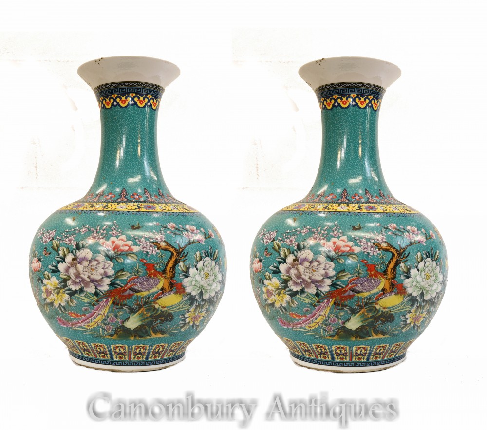 Пара китайских фарфоровых ваз - форма Цяньлун Шанпин