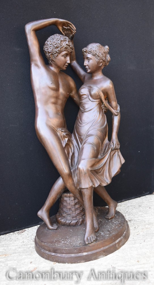 Пара классических бронзовых статуй влюбленных - итальянское художественное литье в саду