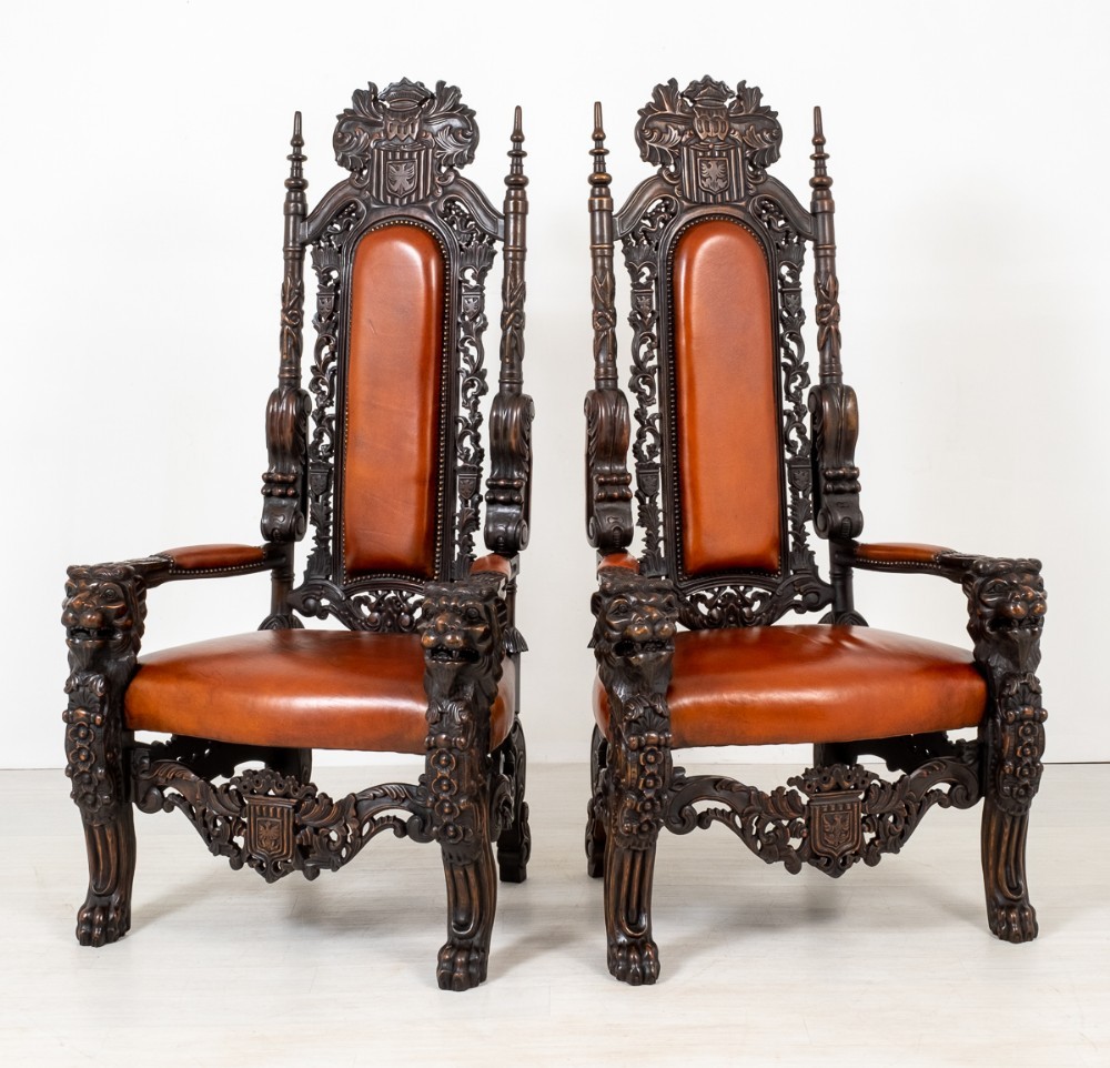 Пара старинных тронов - кресла из резного дуба в итальянском стиле эпохи Возрождения