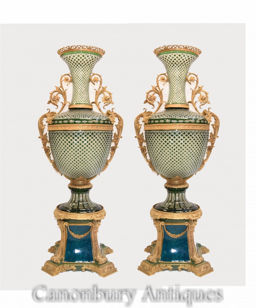 Пара стеклянных ваз ампир - монументальные урны с позолоченным пьедесталом
