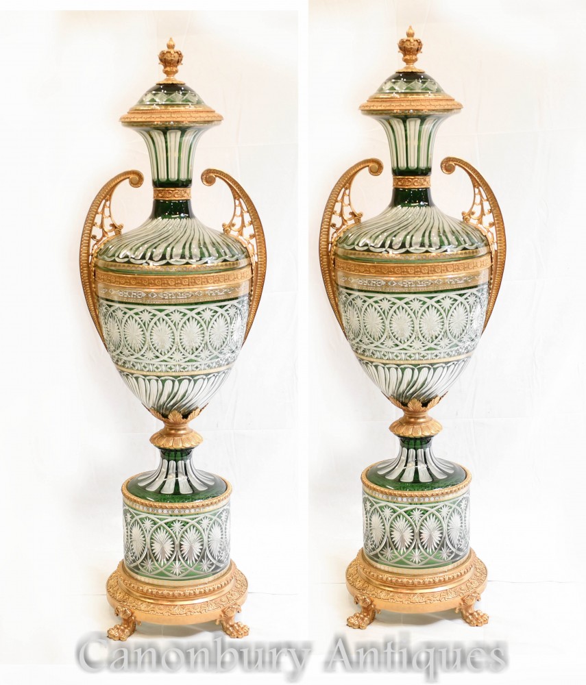 Пара стеклянных ваз в стиле ампир - позолоченные урны с французской крышкой