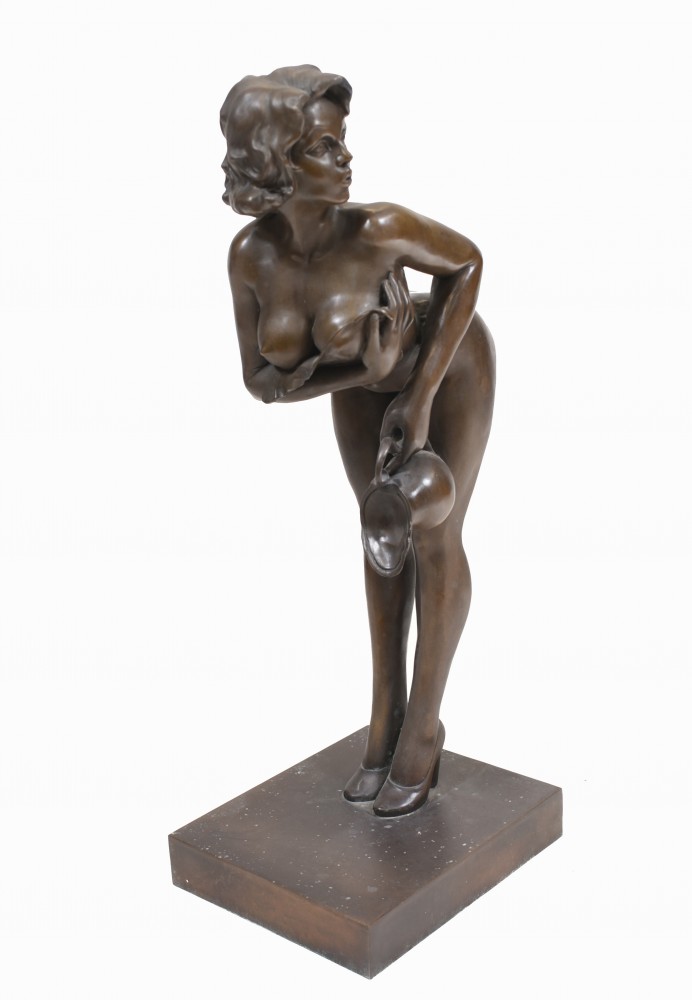 Бронзовая обнаженная женская статуя с лейкой Naked Girl