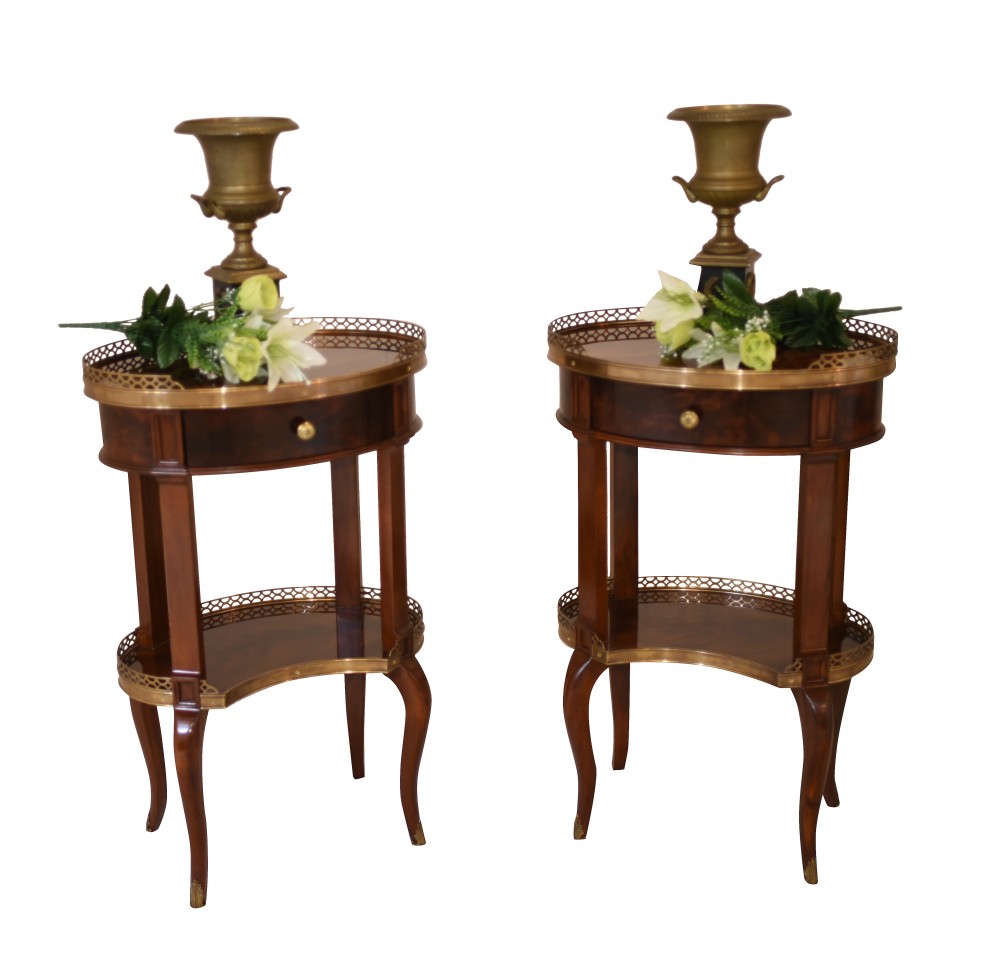 Пара боковых столов в стиле Регентства Латунный столик для галереи